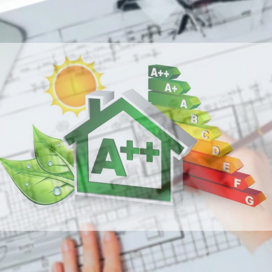 Audytor energetyczny podczas przeglądu budynku w Radomiu